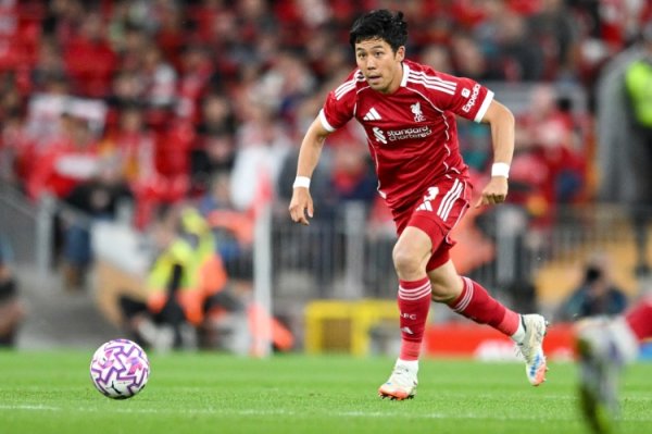 险翻车！斯洛特让远藤航客串右后场球员，球迷吐槽：差点毁了这场赛事