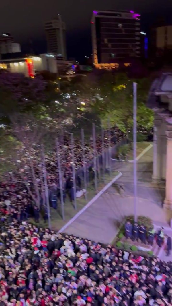 人山人海!巴拉圭街头夜晚万人空巷,呐喊  高唱庆祝球队进世界杯赛  ! 人山人海!巴拉圭街头夜晚万人空巷,呐喊  高唱庆祝球队进世界杯赛  !